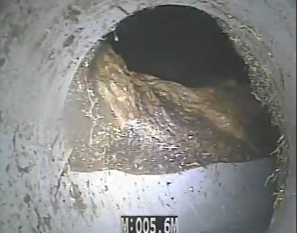 Sewer camera inspection showing heavy pipe buildup before trenchless sewer repair in Wenatchee, WA.