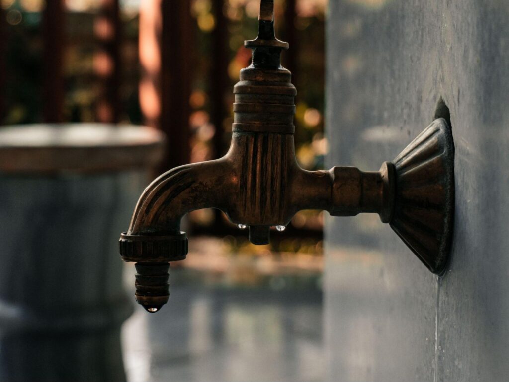 Outdoor spigot draining in fall, a first step to prevent frozen pipes in Wenatchee